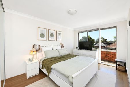 Bright and Sunny North Facing Apartment! - Photo 2