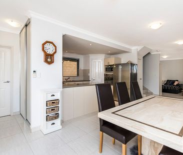 SPACIOUS TWO STOREY TOWNHOUSE! - Photo 5