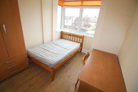House - Terraced For Rent Manners Road, Southsea - Photo 2