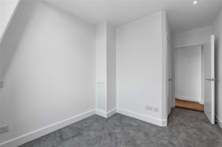 A recently refurbished three bedroom split level apartment in a convenient City location - Photo 3