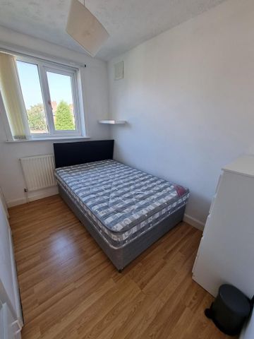 4 bedroom semi-detached house to rent - Photo 3