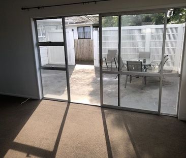 Charming 3-Bedroom House in Auckland's Henderson A - Photo 4