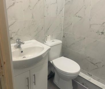 Self contained Compact studio flat close to chadwel heath station-1... - Photo 4