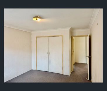 LOCATION, SPACIOUS TOWN HOUSE - Photo 3