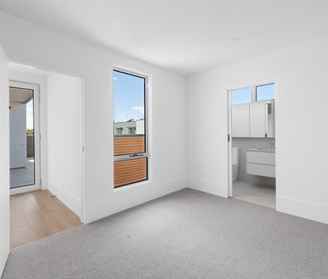 Extraordinary Newly Built Townhouse with Rooftop Terrace - Photo 3