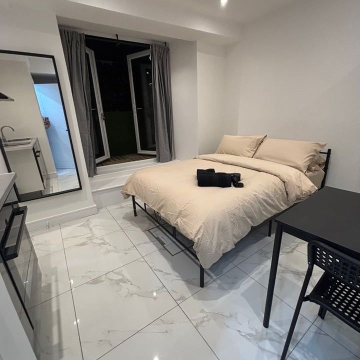 Studio Flat, London, SW19 - Photo 1