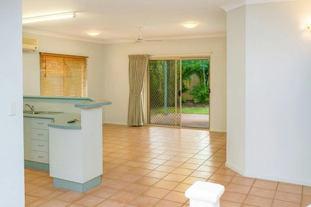 FAMILY HOME IN DESIRED SUBURB! - Photo 2