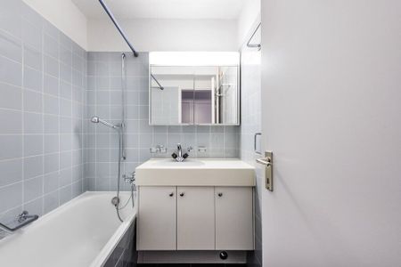 central city apartment with balcony - Foto 2