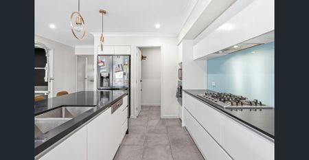 Spacious Family Home with Multiple Living Areas, Ducted Air & Garden Maintenance Included. Contact Julie Sykes 0438 050 110 - Photo 4