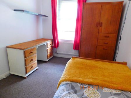 1 bedroom in a house share to rent - Photo 2