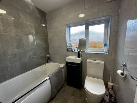 1 bedroom in a house share to rent - Photo 4