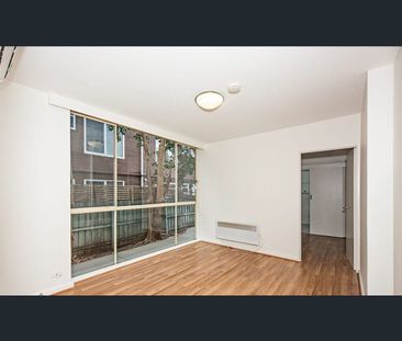 GROUND FLOOR APARTMENT! - Photo 2