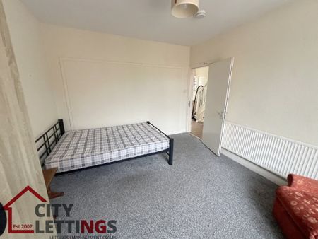 5 Bedroom Semi-Detached House - Photo 3