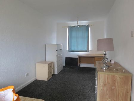 3 bedroom flat to rent - Photo 5