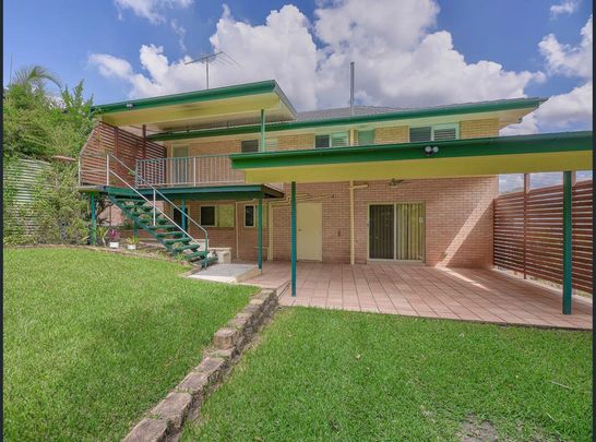 Spacious Family Residence with Versatile Living Spaces in Ferny Hills - Photo 1