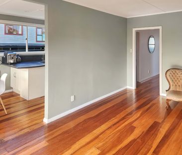 Welcome to this lovely 3 bedroom home with so much to offer. - Photo 2