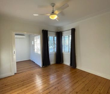 “Charming home with pool in quiet neighbourhood” - Photo 4