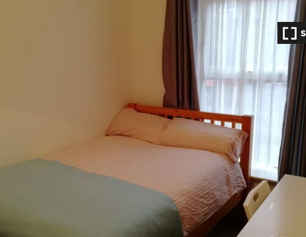 Room to rent in 4-bedroom flat in Stoneybatter, Dublin - Photo 1