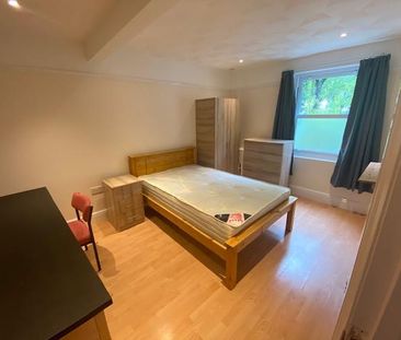 6 bedroom house to rent - Photo 2