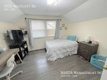 SPACIOUS AND UPDATED 3 BED/1 BATH EAST END HOME + UTILITIES - Photo 3