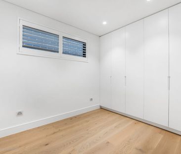 "Semi Detached Brand-New Inner City Sanctuary" - Photo 4