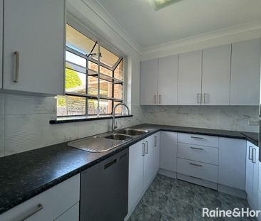 Well Presented home with Modern Bathrooms - Photo 5