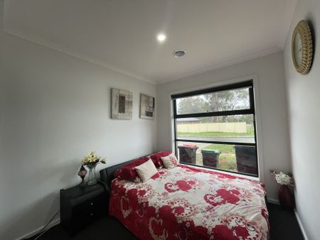 THREE BEDROOM HOME ! - Photo 3