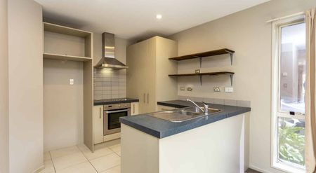 Lovely 3 bedroom townhouse with great parking options! - Photo 5