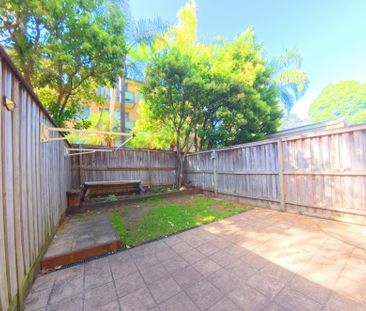 Modern&comma; Refurbished&comma; Split Level Townhouse - Photo 4