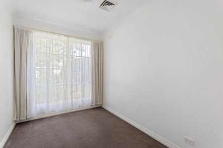 LARGE THREE BEDROOM PROPERTY - Photo 5