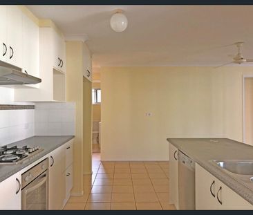 🏡 Lovely Family Home in Leafy Street - Photo 5