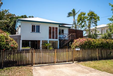 INVITING HIGHSET HOME IN PERFECT LOCATION - Photo 5