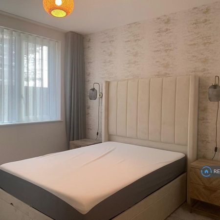 1 bedroom in a flat share to rent - Photo 3