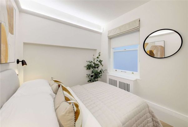 An exceptional two bedroom property, brand newly refurbished to a high standard throughout, located a short walk from Grosvenor Square - Photo 1
