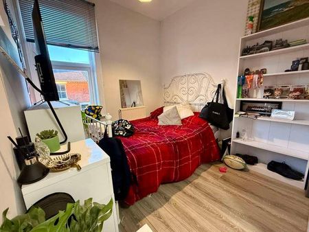 West End // Spacious Bed & Bath // Sept, LN1 - Photo 2