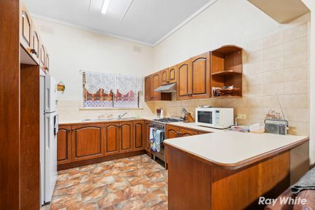 Fully Furnished Living in the Heart of Wagga Wagga - Photo 3