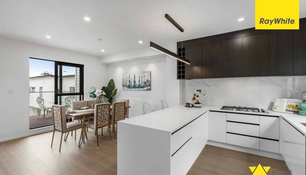 Elegant Three-Level Townhouse with Stunning Views in West Harbour - Photo 1