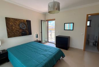 Apartamento T2 bem localizado em condomínio com piscina e garagem privada.