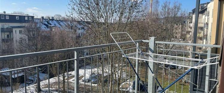 Vollmöblierte und gemütliche DG 3-Zimmer mit Balkon, Laminat und Wanne! - Foto 1