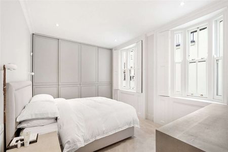 Exceptional lateral apartment with own private entrance, enviably situation on Warwick Square. Exquisitely refurbished and beautifully furnished. 2 double bedrooms, 2 bathrooms. - Photo 5
