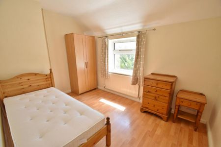 3 bedroom semi-detached house to rent - Photo 3