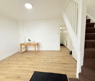 Three bedroom house close to King Georges Hospital - £2250 - Photo 3