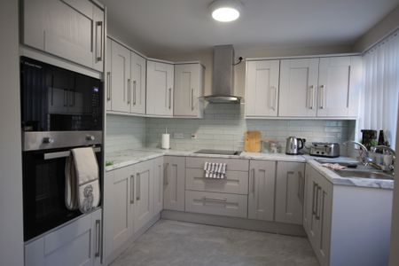 Room 6, 22 Ballygomartin Road, Belfast, BT13 3LD - Photo 3