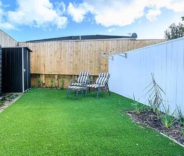 Modern 2-Bedroom, 2-Bathroom Townhouse - Te Atatu Peninsula - Photo 5