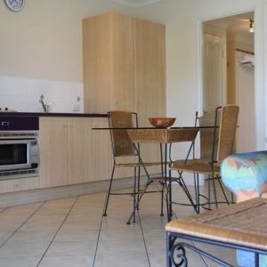 Fully-furnished beachside apartment - walk to The Strand and local cafes - Photo 2