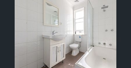 Neat and tidy home in a very central location! - Photo 5