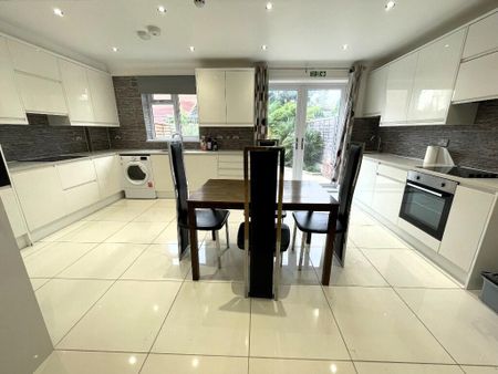 1 bedroom in a house share to rent - Photo 4