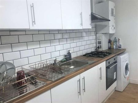 Buckingham Road, London, E18 - Photo 3