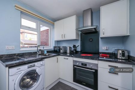 2 bedroom semi-detached house to rent - Photo 3