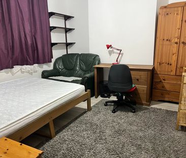 Room in a Shared House, Polygon Avenue, M13 - Photo 4